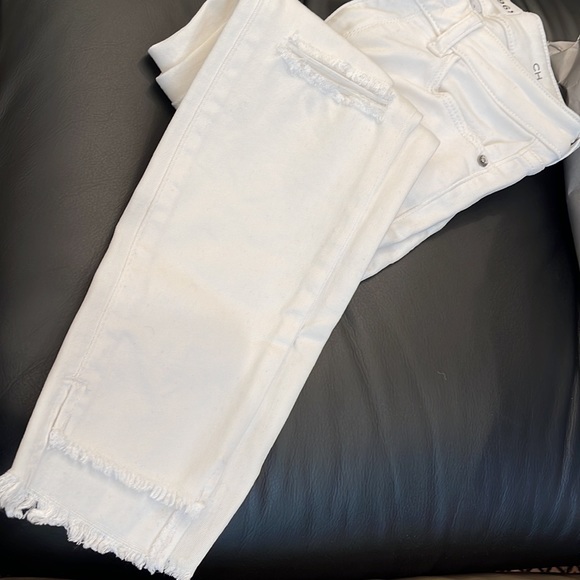 ⭐️Chic White DL1961 Jeans w/ Frayed hem and knee + Pristine Condition ✨ - Picture 2 of 5